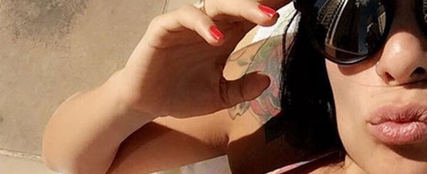 Monique Amin mostra o corpão e coloca o bronzeado em dia