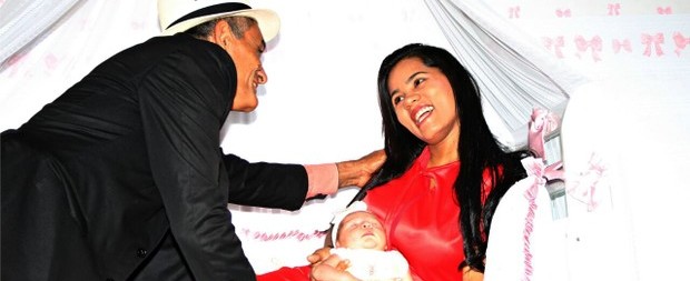 Stefhany Absoluta faz foto em berço para festejar 1 mês da filha