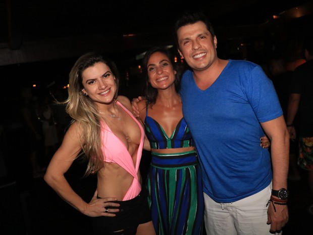Time de beldades ostentam corpos sarados e aproveitam férias no CE