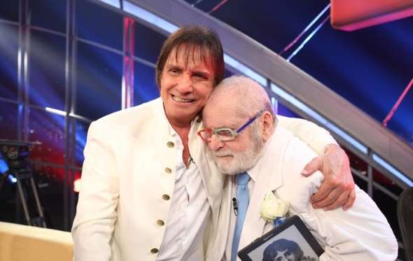 Roberto Carlos emociona ao participar do 'Programa do Jô'