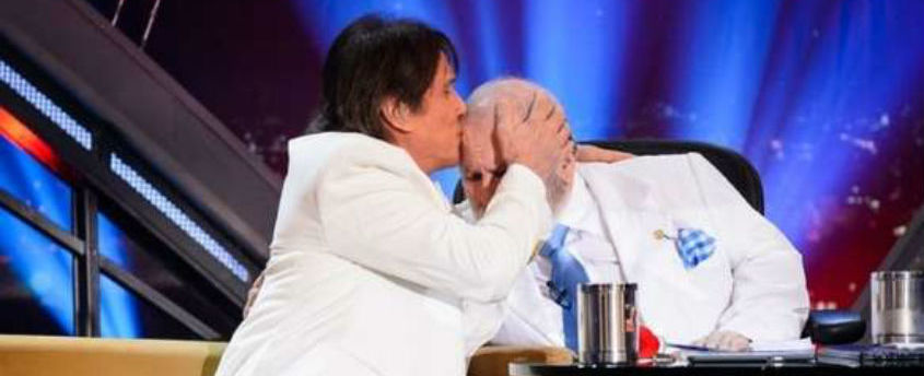 Roberto Carlos participa de Programa do Jô e famosos se emocionam
