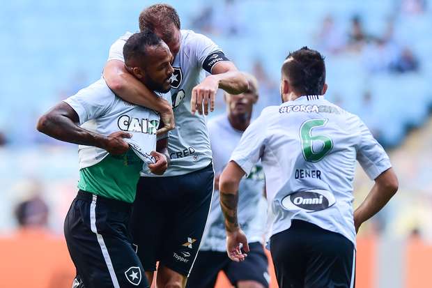 Botafogo bate Grêmio fora de casa e vai à Libertadores