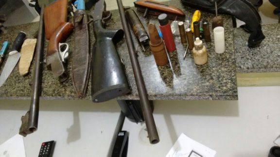 Armas apreendidas com a dupla