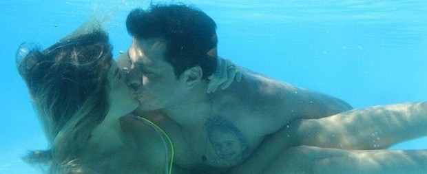 Mirella Santos Posa Em Clima Romantico Com Ceara Na Piscina