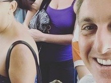 Luciano Huck usa transporte público para ir ao trabalho no Rio