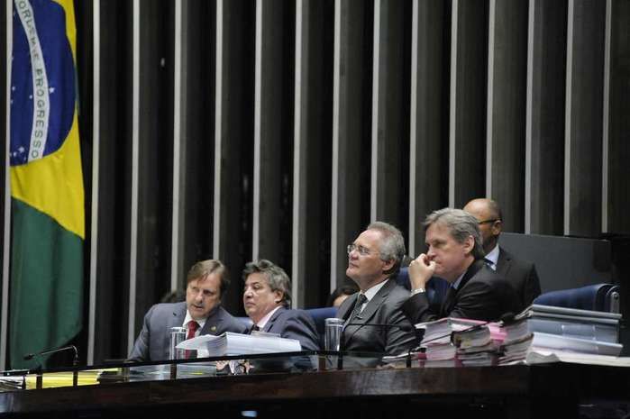 Renan Calheiros preside sessão da PEC do Teto (Crédito: Folhapress)