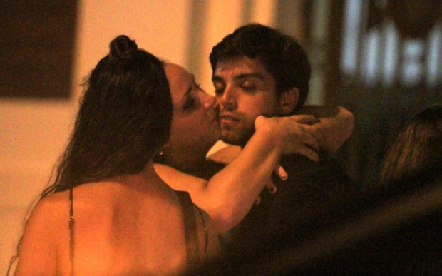 Rodrigo Simas ganha beijão ao sair de boate - Imagem 1