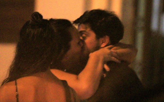 Rodrigo Simas ganha beijão ao sair de boate - Imagem 3