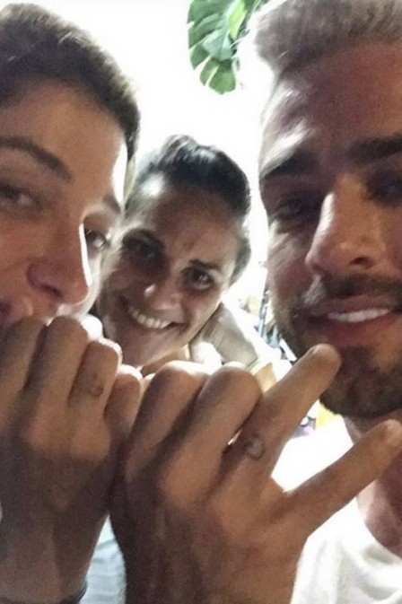 Grabiela Pugliesi tatua inicial do noivo na mão esquerda