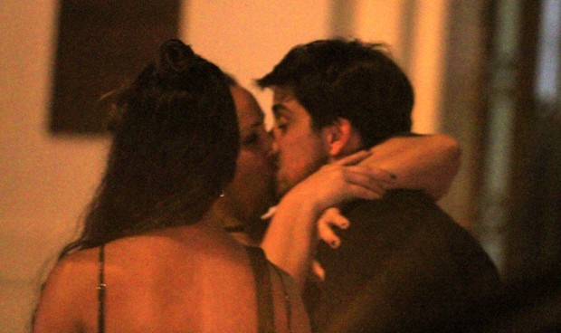 Rodrigo Simas ganha beijão ao sair de boate - Imagem 4