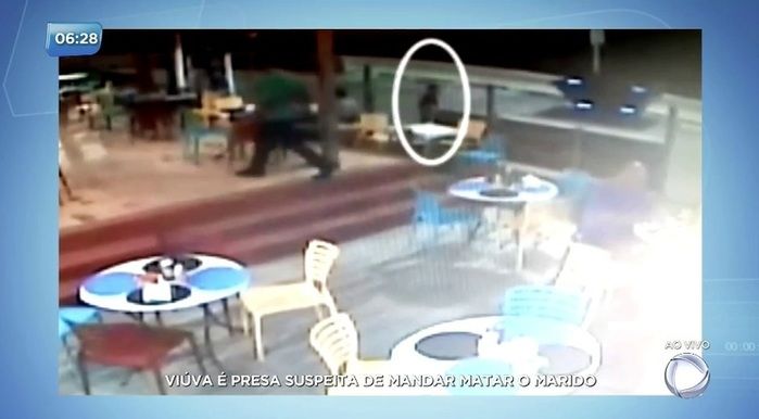 O executor aparece em imagens observando a vítima (Crédito: Reprodução)