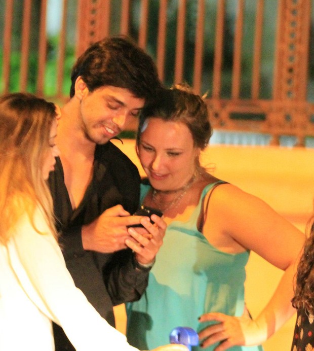 Rodrigo Simas ganha beijão ao sair de boate - Imagem 7