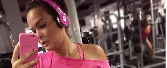 Geisy Arruda posta selfie: "Olha, mãe, a Peppa Pig está treinando"