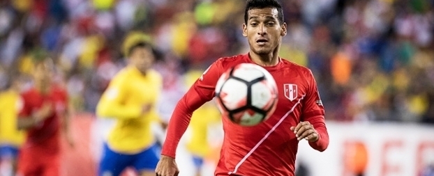 Jogador peruano revela acerto com Flamengo: "Presente de Natal"