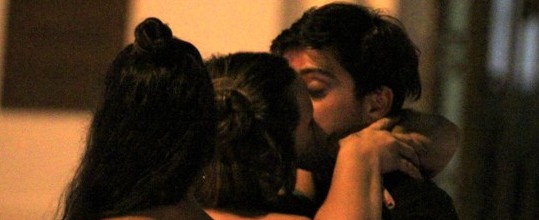 Rodrigo Simas ganha beijão ao sair de boate