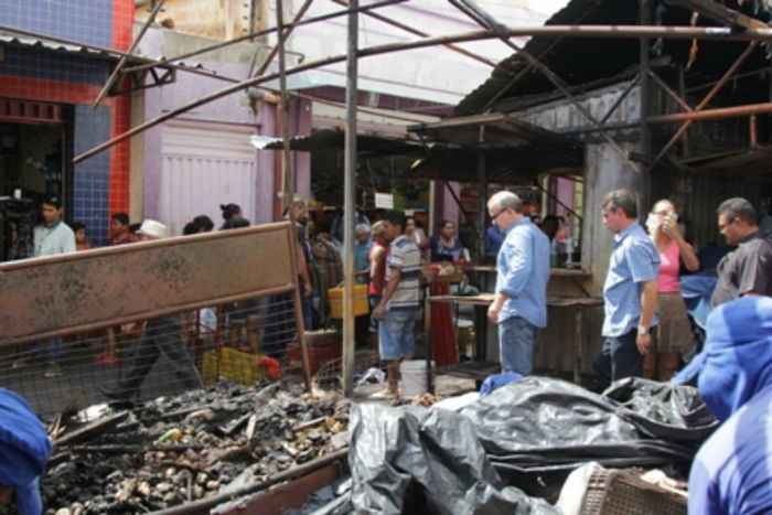Prefeito visita Mercado após incêndio