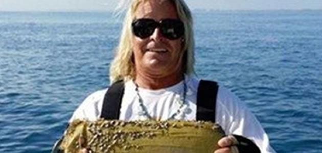 Capitão pesca tijolo de cocaína na Flórida