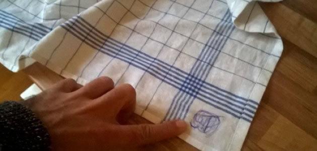 Saiba como tirar manchas de caneta das suas roupas