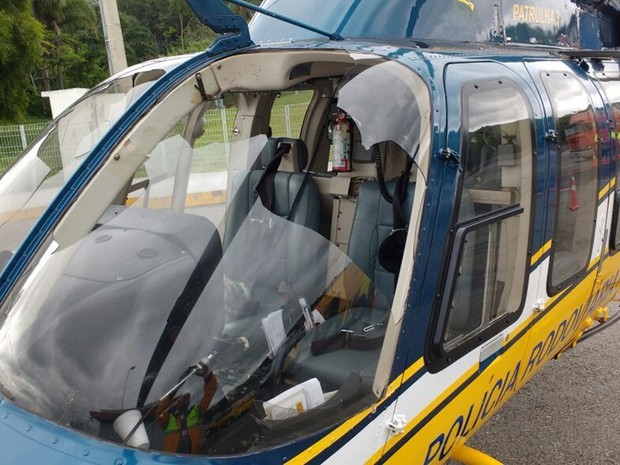Para-brisa do helicóptero quebrou após choque com urubu (Crédito: Reprodução)