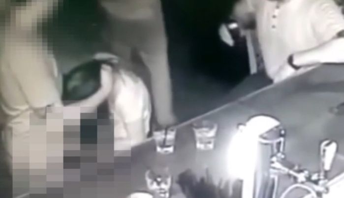 Casal se emplga e faz sexo em bar contrangedo clientes
