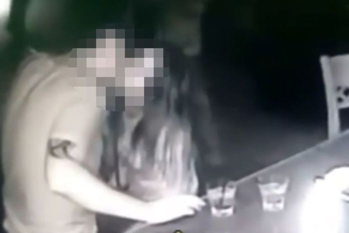 Casal se emplga e faz sexo em bar contrangedo clientes