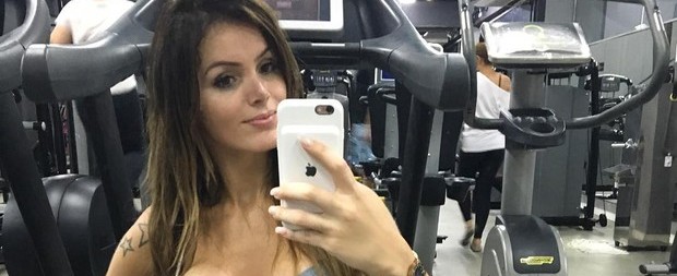 Thalita Zampirolli chama atenção por cinturinha fina em seu treino
