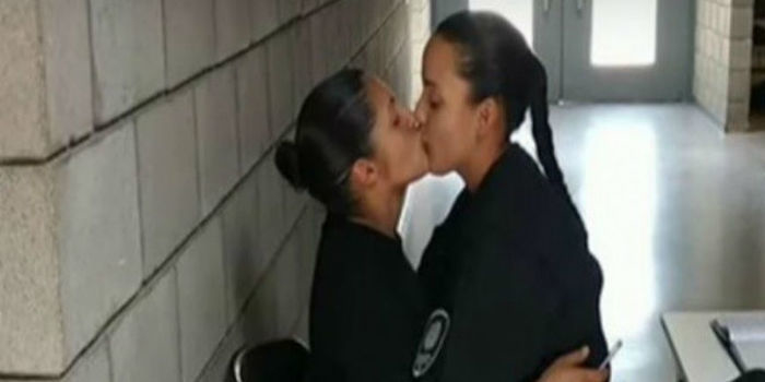 Cadetes da polícia são expulsas após darem beijo na boca