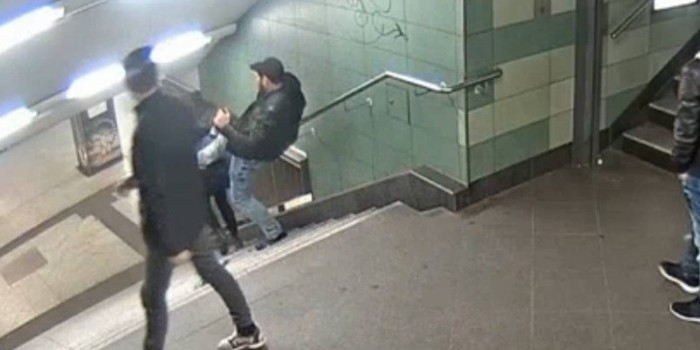 Polícia identifica homem que chutou mulher em escada de metrô