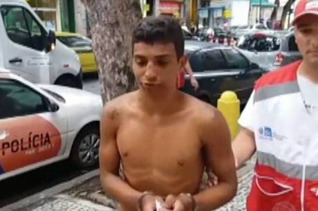 Jovem empurra mulher de viaduto após roubo assalto