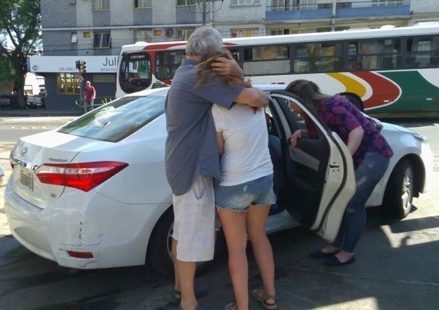 Família voltou quase uma hora depois para buscar a filha (Crédito: Reprodução)