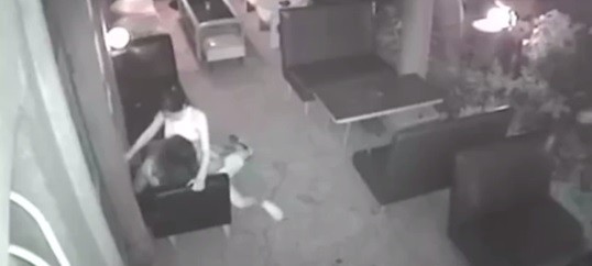 Garçonete é flagrada fazendo sexo com cliente em restaurante