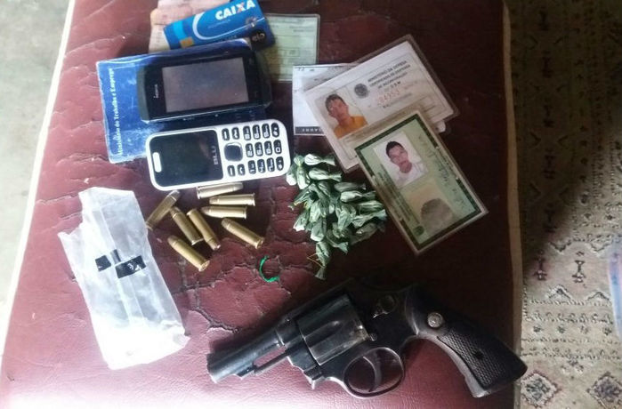 Droga, arma e celulares encontrados com o acusado (Crédito: Divulgação)