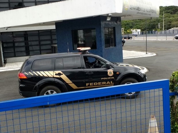 Sérgio Cabral deixa caseragem da Polícia Federal em Curitiba (Crédito: Leando Silva /RPC))