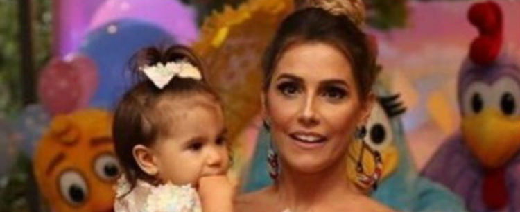Deborah Secco sorteia entre fãs vestidos da festa de 1 ano da filha