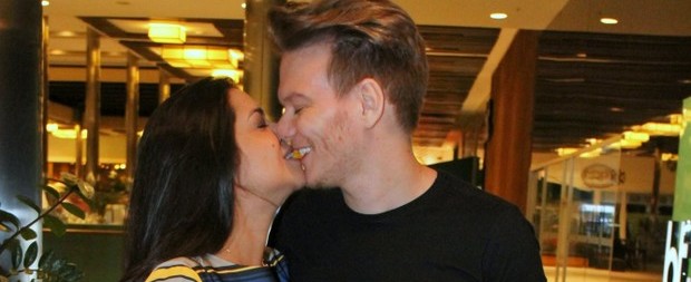 Thais Fersoza e Michel Teló trocam beijos em shopping no Rio