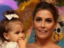 Deborah Secco sorteia entre fãs vestidos da festa de 1 ano da filha