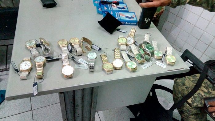 Homem é preso com mercadoria avaliada em R$ 30 mil reais (Crédito: Plantão Policial)