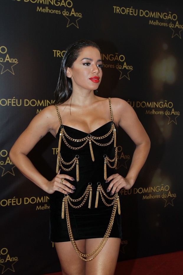 Anitta chama atenção com vestido curtíssimo durante premiação