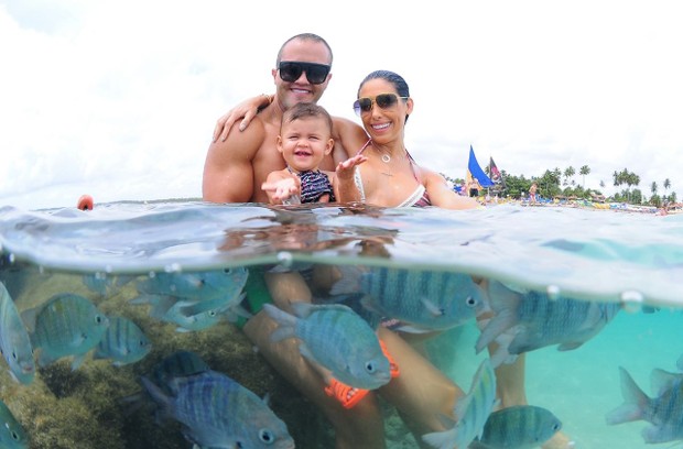 Bella Falconi exibe corpão durante férias em família