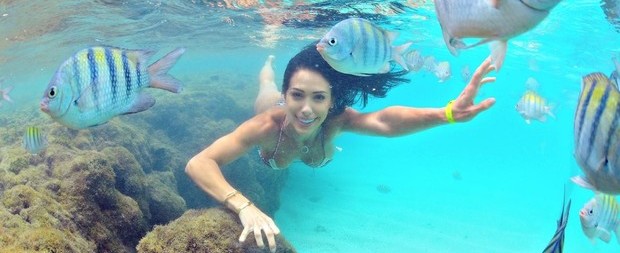 Bella Falconi exibe corpão durante férias em família