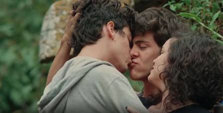 Após cena de sexo com Marquezine, Jesuíta Barbosa dá beijo triplo