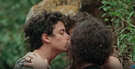 Após cena de sexo com Marquezine, Jesuíta Barbosa dá beijo triplo