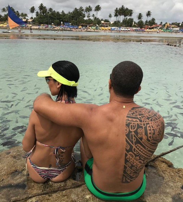 Bella Falconi exibe corpão durante férias em família