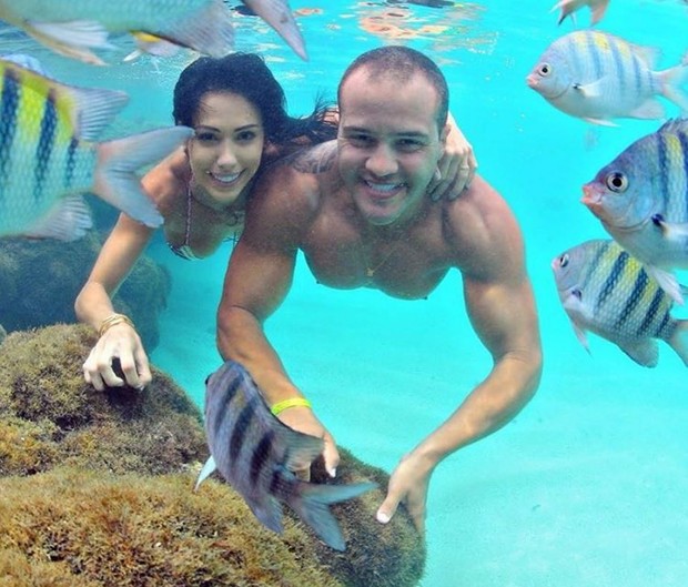Bella Falconi exibe corpão durante férias em família