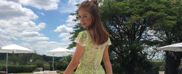 Marina Ruy Barbosa usa look grifado e chama atençao em casamento