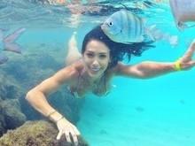 Bella Falconi exibe corpão durante férias em família