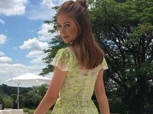 Marina Ruy Barbosa usa look grifado e chama atençao em casamento