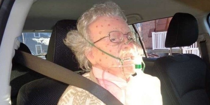Manequim de mulher congelada dentro de carro engana a polícia