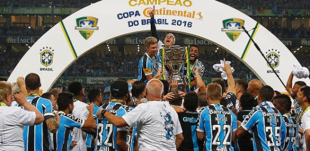 Grêmio conquistou a edição de 2016 da Copa do Brasil. Contrato atual é três vezes menor (Crédito: Reprodução)