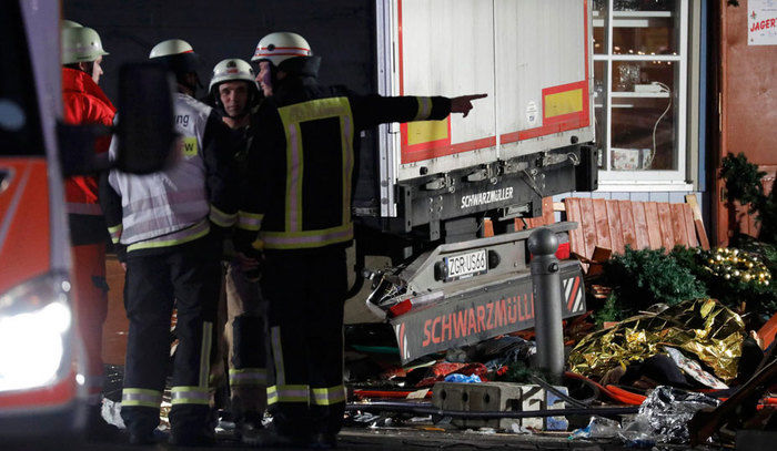 Caminhão invade feira de Natal em Berlim (Crédito: Reuters)
